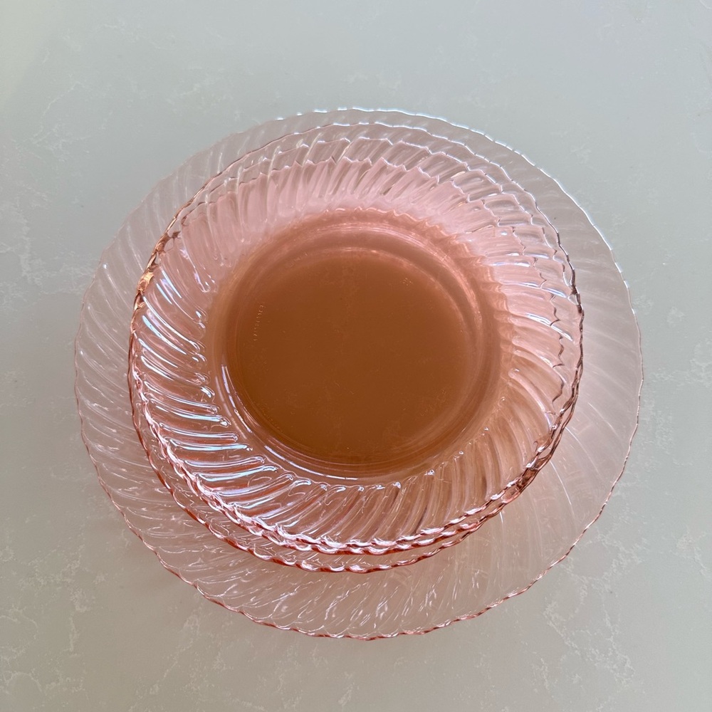 Depression era vintage pink glass plates - Picture 2 of 3